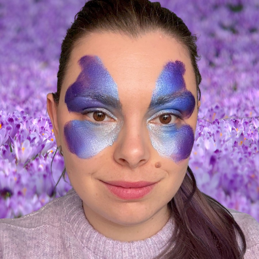 symmetrische vlinder schmink basis met paarse en blauwe vleugels op beide ogen verkrijgbaar bij SchminkenGrime.nl