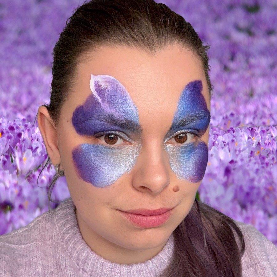 witte lijnen en eerste details op vlindervleugel bij eenvoudige vlinder schminken verkrijgbaar bij SchminkenGrime.nl