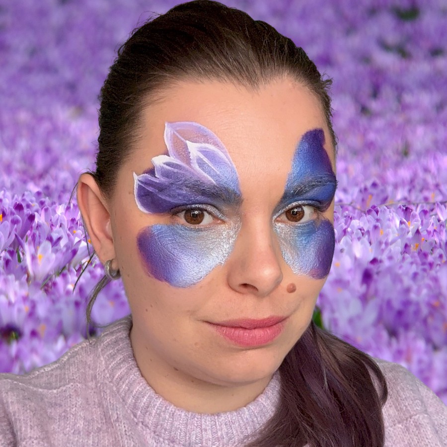 uitgewerkte vlindervleugel met meerdere witte lijnen en lagen bij eenvoudige vlinder schminken verkrijgbaar bij SchminkenGrime.nl