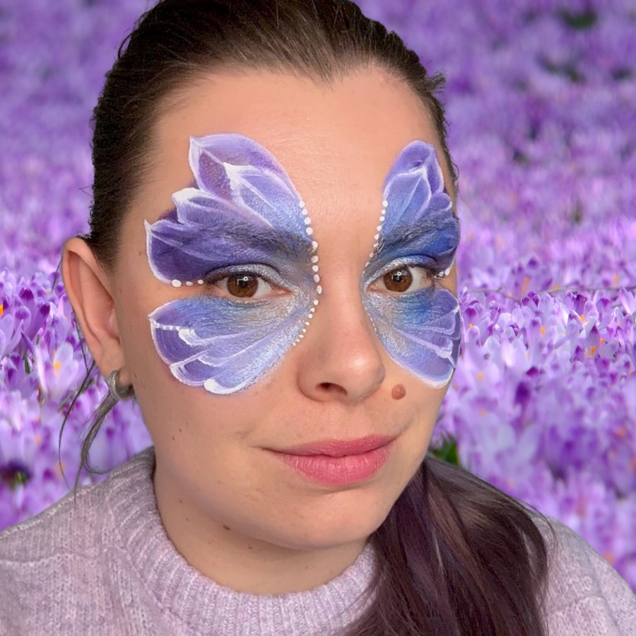 tweede vleugel met witte lijnen en stippen rondom ogen bij eenvoudige vlinder schminken verkrijgbaar bij SchminkenGrime.nl