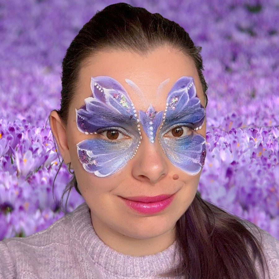 complete vlinder schmink met glitter en afgewerkte details op het gezicht verkrijgbaar bij SchminkenGrime.nl