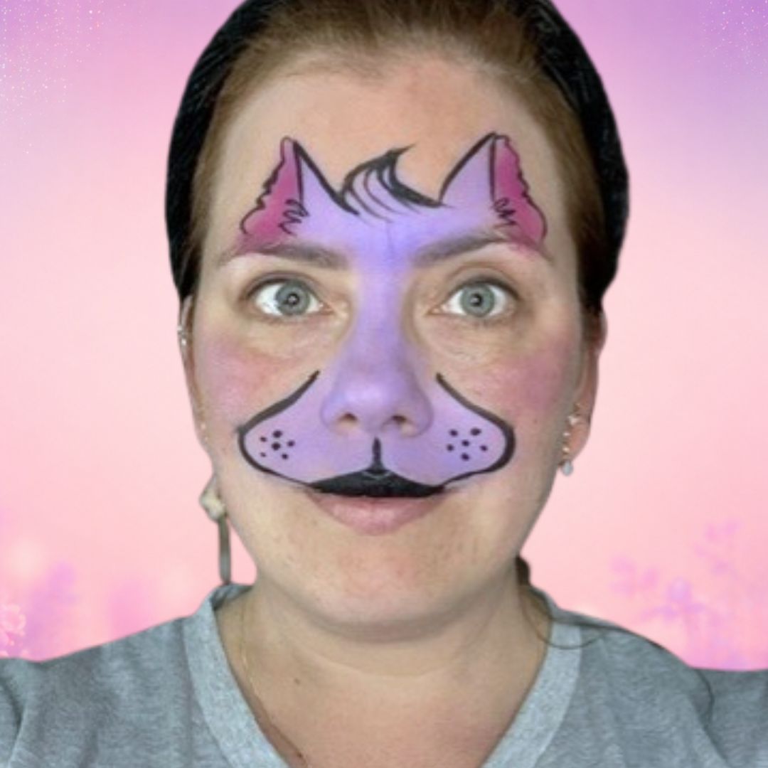 Stap 2 van de kat schminken: zwarte omlijning, snuit-stipjes, eyeliner langs de wimperrand en fijne wimpertjes met een FBFX Linda 3-penseel, verkrijgbaar bij SchminkenGrime.nl.