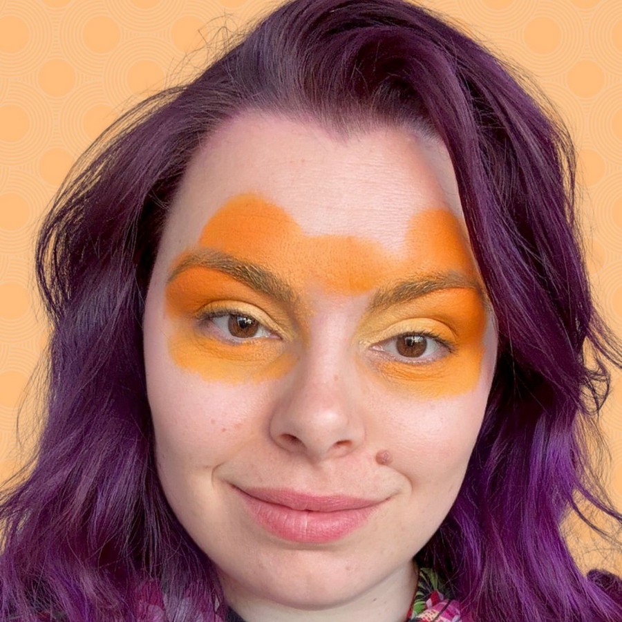 begin van Koningsdag vlinder schminken met oranje basis rondom ogen en wenkbrauwen verkrijgbaar bij SchminkenGrime.nl