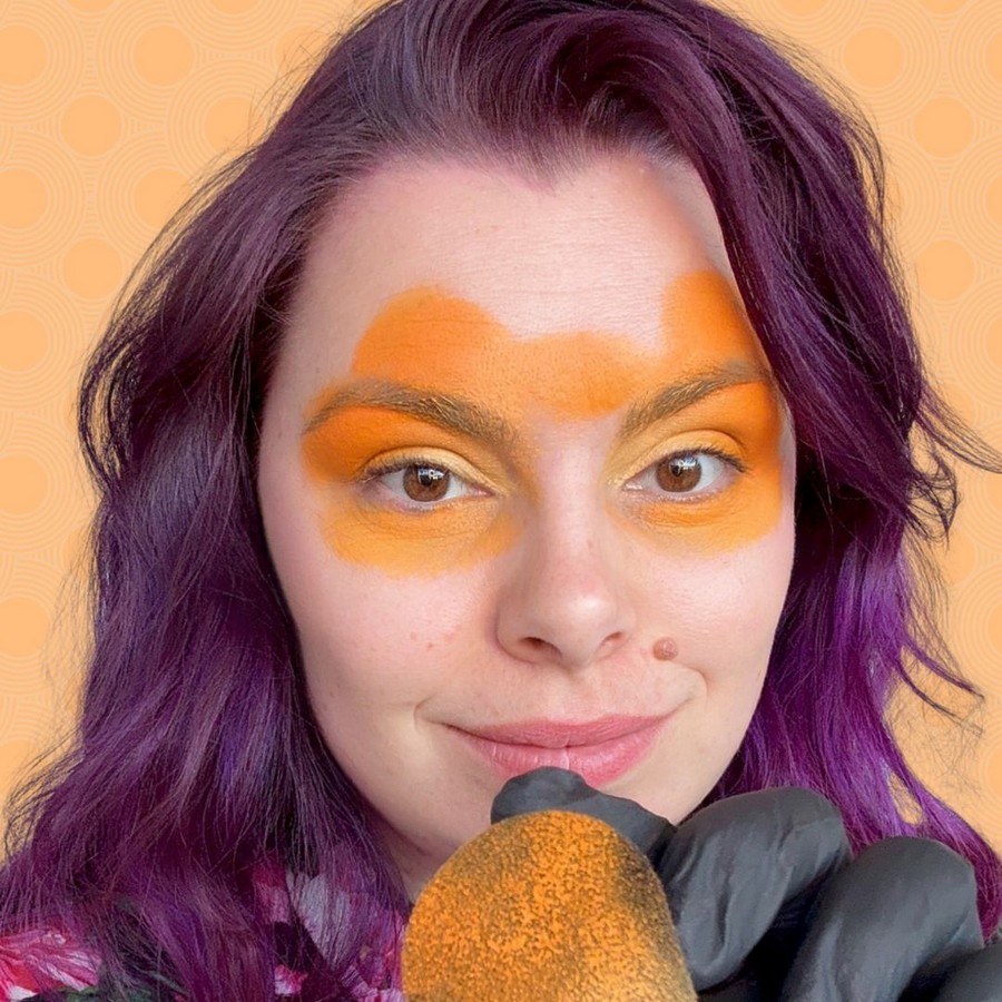 spons met oranje schmink kleuren voor het maken van zachte blends bij vlinder schminken verkrijgbaar bij SchminkenGrime.nl