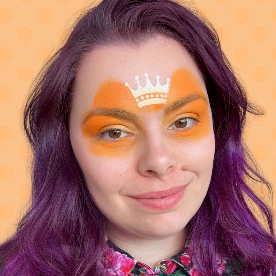 witte kroon op voorhoofd aangebracht met sjabloon bij Koningsdag vlinder schminken verkrijgbaar bij SchminkenGrime.nl