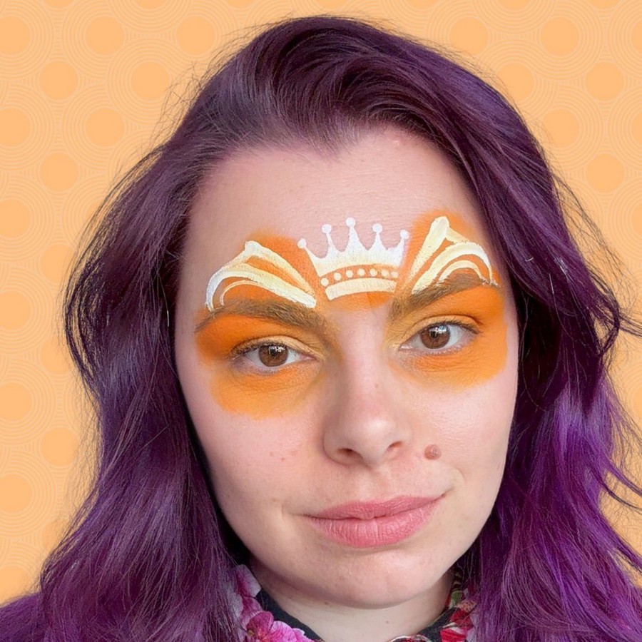 eerste witte lijnen boven de ogen die de vlindervorm opbouwen bij schminken verkrijgbaar bij SchminkenGrime.nl