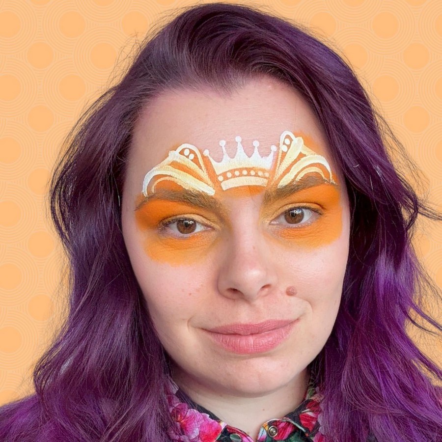 uitbreiden van het vlinder ontwerp met witte lijnen en krullen boven de ogen verkrijgbaar bij SchminkenGrime.nl