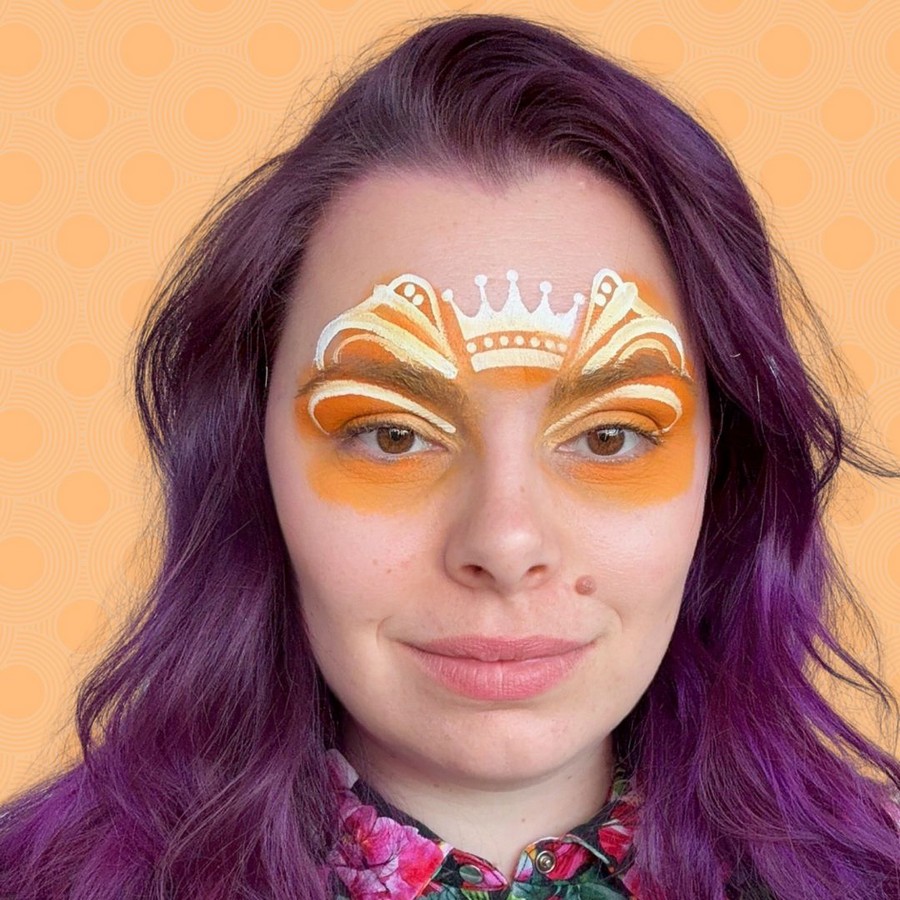 ersterken van lijnen en toevoegen van contrast in oranje en wit bij vlinder schminken verkrijgbaar bij SchminkenGrime.nl