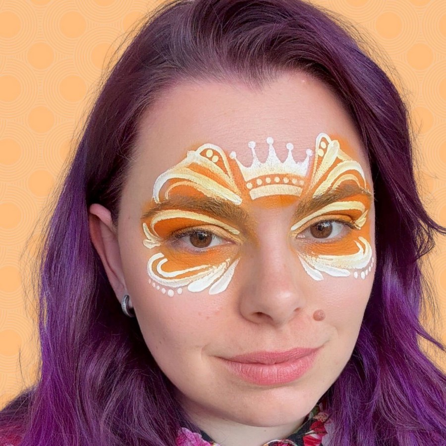 druppelvormige vleugels onder de ogen geschminkt met penseel bij vlinder design verkrijgbaar bij SchminkenGrime.nl