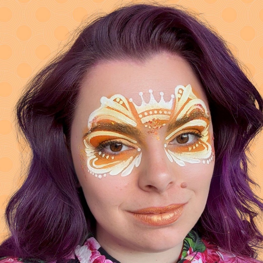 fijne stippen en details rondom de ogen bij Koningsdag vlinder schminken verkrijgbaar bij SchminkenGrime.nl