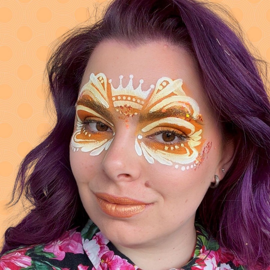 volledig Koningsdag vlinder schmink ontwerp met kroon en glitter op gezicht verkrijgbaar bij SchminkenGrime.nl