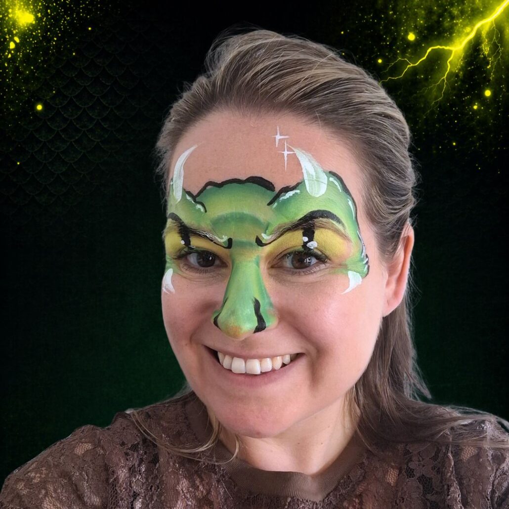 Compleet stoer drakenmasker met witte highlights, twinkelsterretjes en oplichtende neon gele ogen geschminkt op kindergezicht door Nicole van Beek, verkrijgbaar bij SchminkenGrime.nl