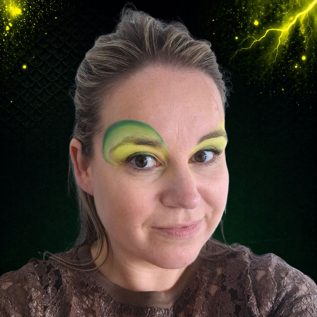 Groene splitcake-omlijning rondom drakenogen geschminkt met FBFX Simone schuin penseel en DFX Flora & Fauna palette, verkrijgbaar bij SchminkenGrime.nl