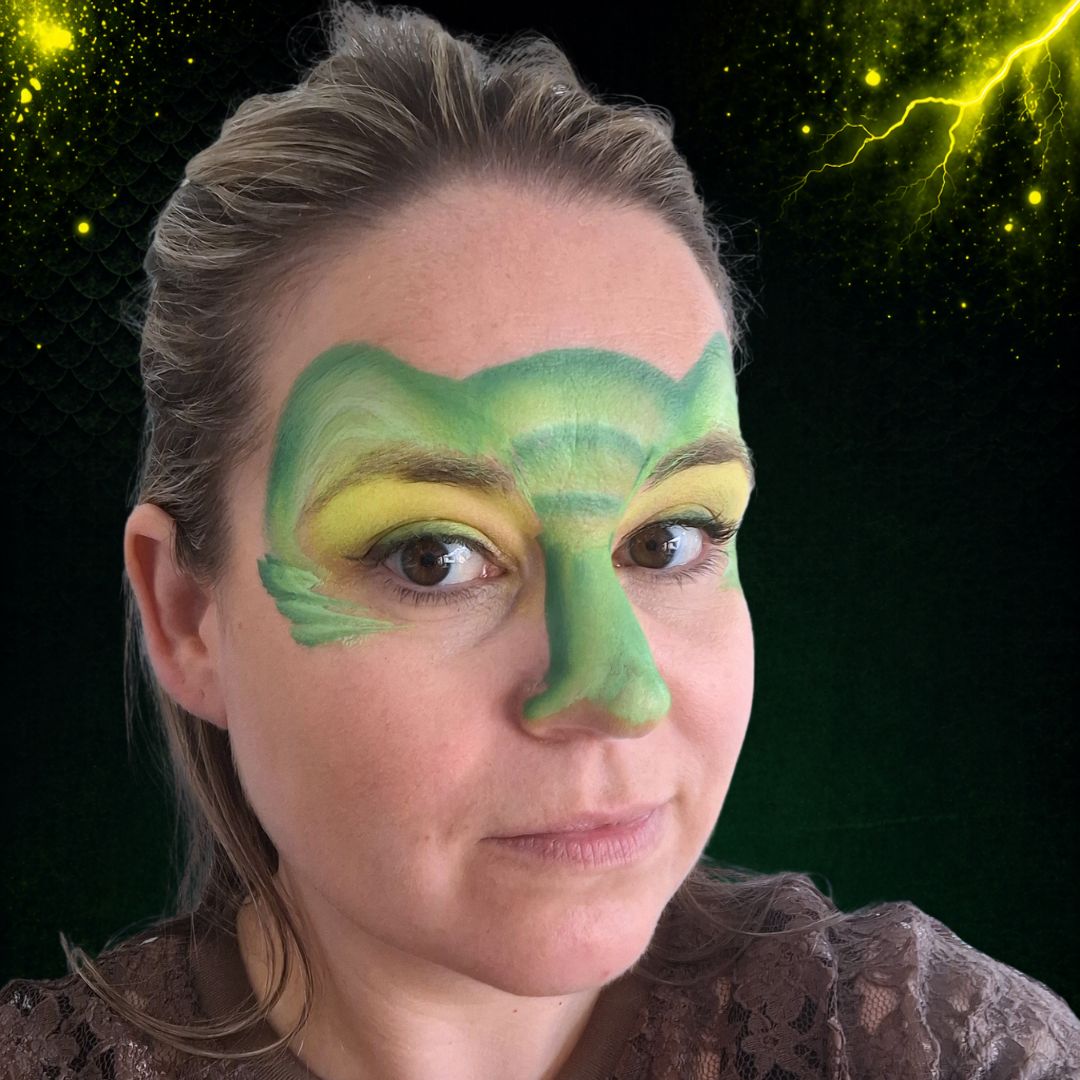 Groene drakenneus en golvende streken op jukbeenderen geschminkt voor masker-effect, verkrijgbaar bij SchminkenGrime.nl