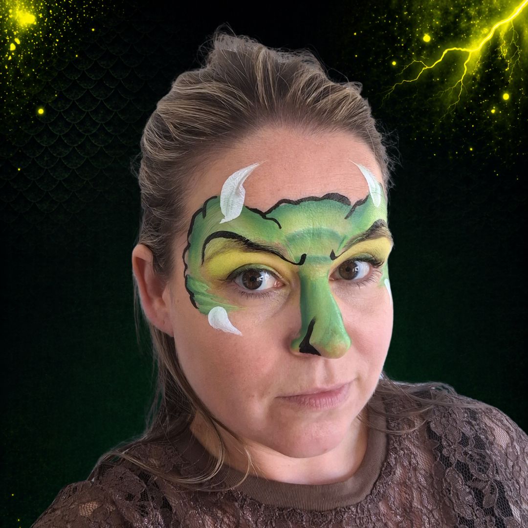 Bobbelige zwarte outline rondom drakenmasker geschminkt met FBFX Linda 6 voor stoer ruig imago, verkrijgbaar bij SchminkenGrime.nl