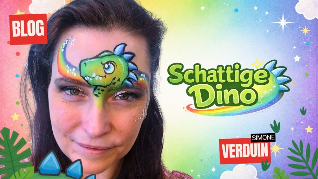 Schattige cartoon-dino schminken op gezicht met groene kop, blauwe spikes en regenboogachtergrond, geschminkt door Simone Verduin van MiloSchmink, blog-banner op SchminkenGrime.nl