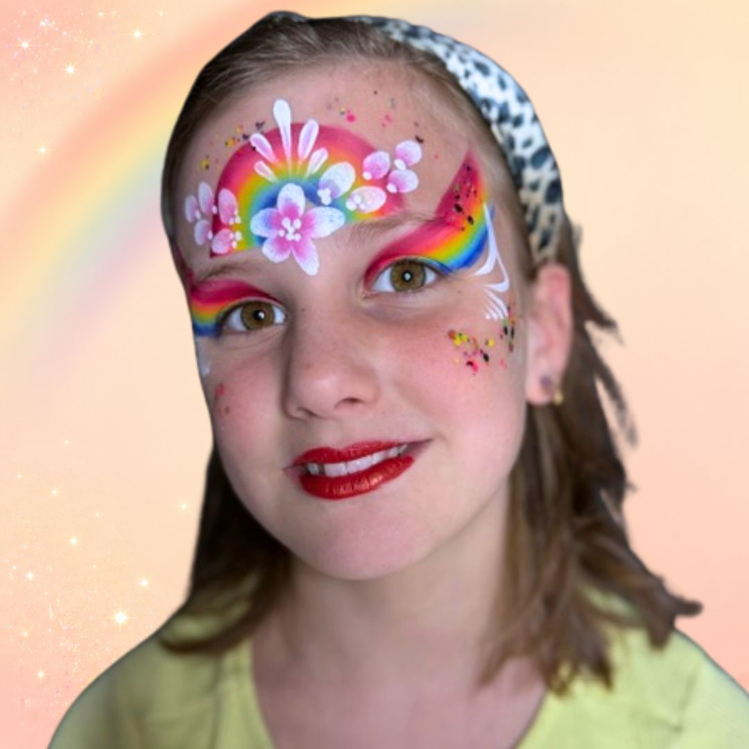 Progress-shot van het bijna afgewerkte regenboogdesign vlak voor de cream glitter, met regenbogen, bloemen, stipjes en druppels op hun plek, verkrijgbaar bij SchminkenGrime.nl.