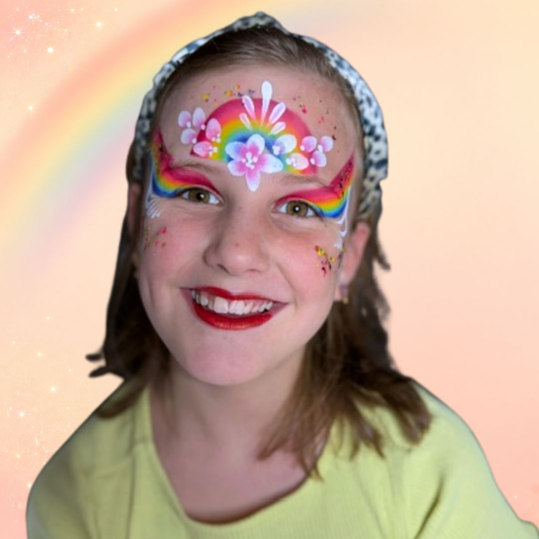 Close-up van het afgewerkte regenboogdesign met Chunky Glitter Cream Colour Splash over de regenbogen en bloemen, aangebracht via de FBFX siliconen glitter applicator, verkrijgbaar bij SchminkenGrime.nl.