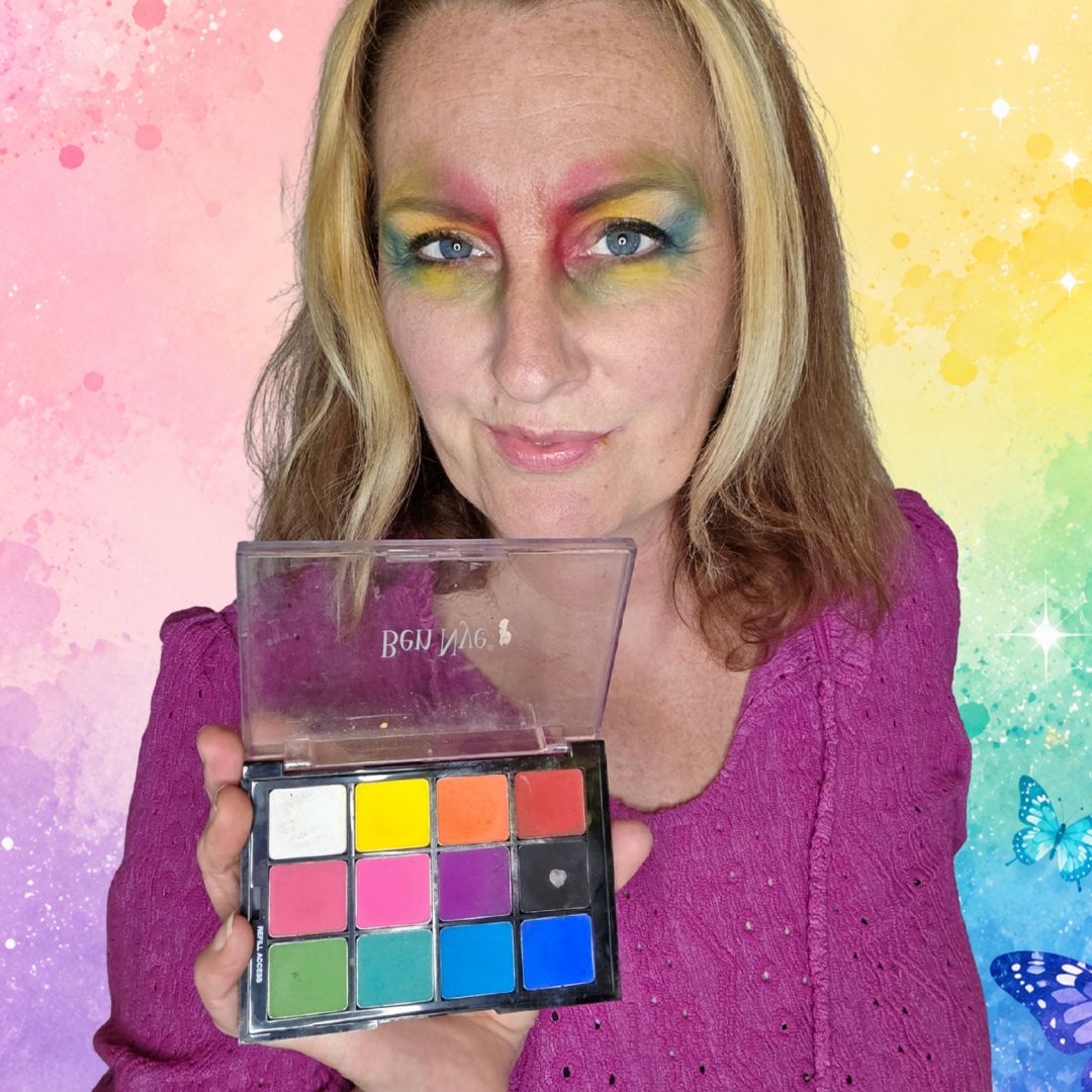 Het Ben Nye Studio Color Rainbow palette en de Diamond FX Flora & Fauna splitcake naast elkaar klaargelegd voor de start van een regenboog vlinder, verkrijgbaar bij SchminkenGrime.nl.