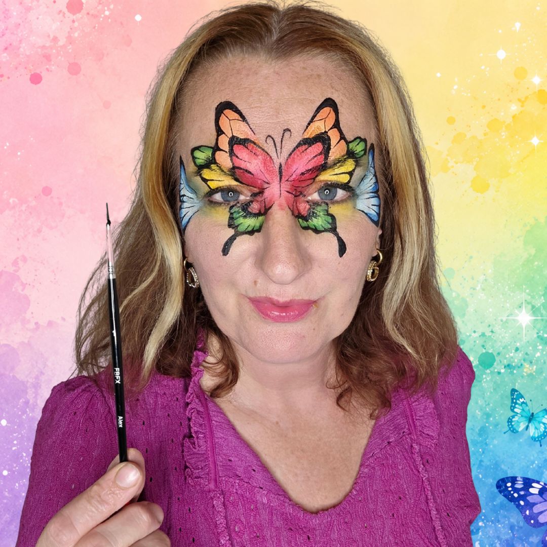 Fijne zwarte adertjes in de vleugels van een regenboog vlinder, gezet met de FBFX Alex 1 ultra liner voor een levensechte vlindervleugel-look, verkrijgbaar bij SchminkenGrime.nl.