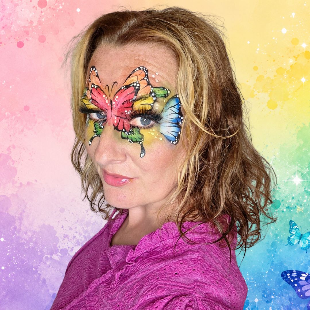 Eindresultaat van een regenboog vlinder met witte stippen in verschillende groottes op de dikkere zwarte lijnen, perfect voor Pride, festivals en kinderfeesten, verkrijgbaar bij SchminkenGrime.nl.