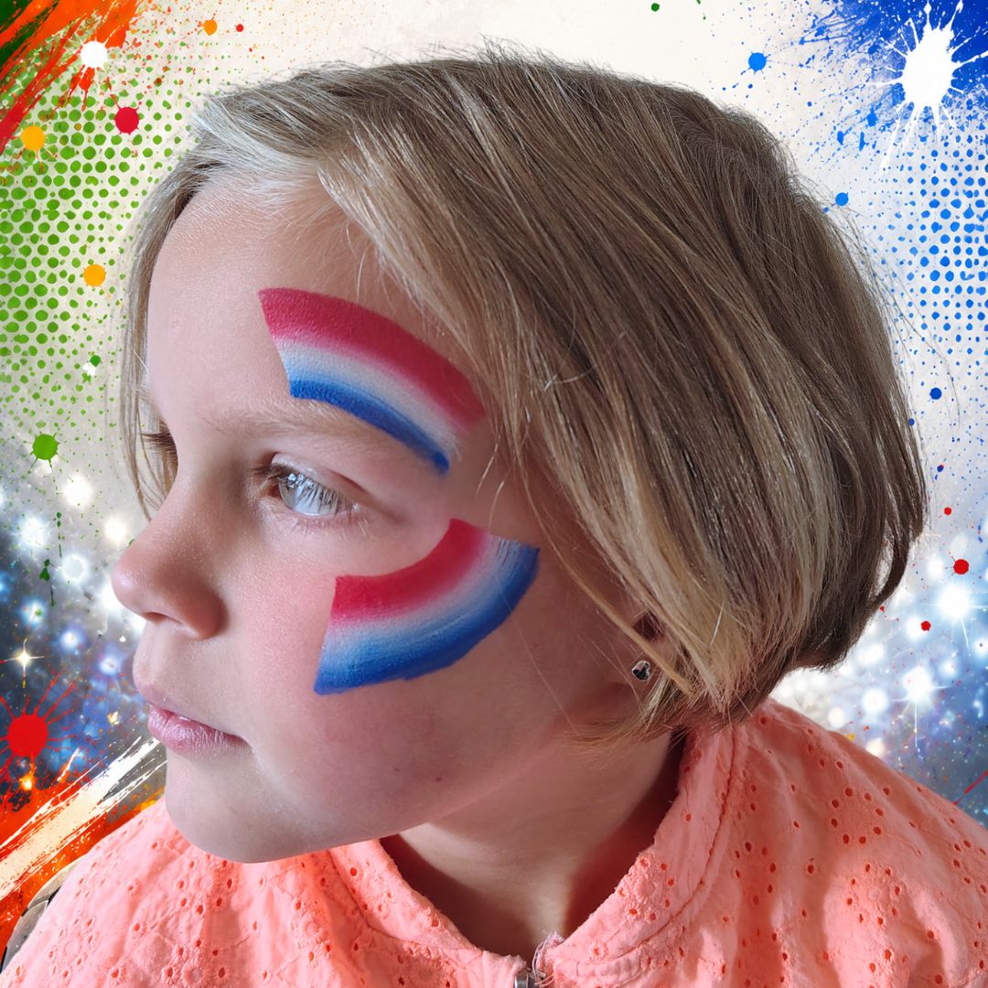 Rood-wit-blauwe vlaggen geschminkt boven de wenkbrauw en onder het oog met de Diamond FX splitcake Dutch Pride en het FBFX Simone 1 inch schuin penseel, verkrijgbaar bij SchminkenGrime.nl