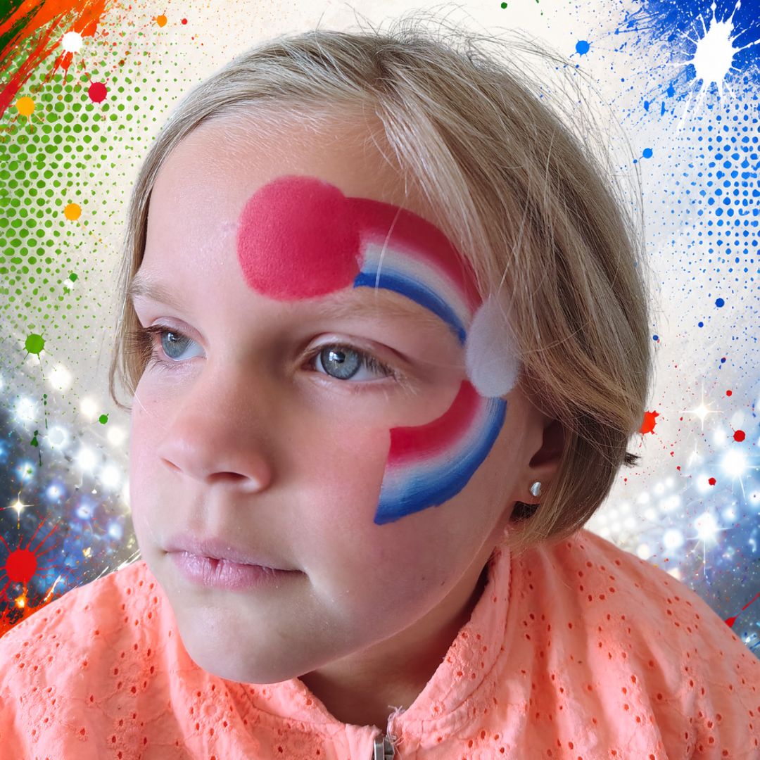 Rood rondje gestempeld aan het einde van de vlag boven de wenkbrauw met een drooggedepte stempelspons en Diamond FX Essential Ruby Red, verkrijgbaar bij SchminkenGrime.nl