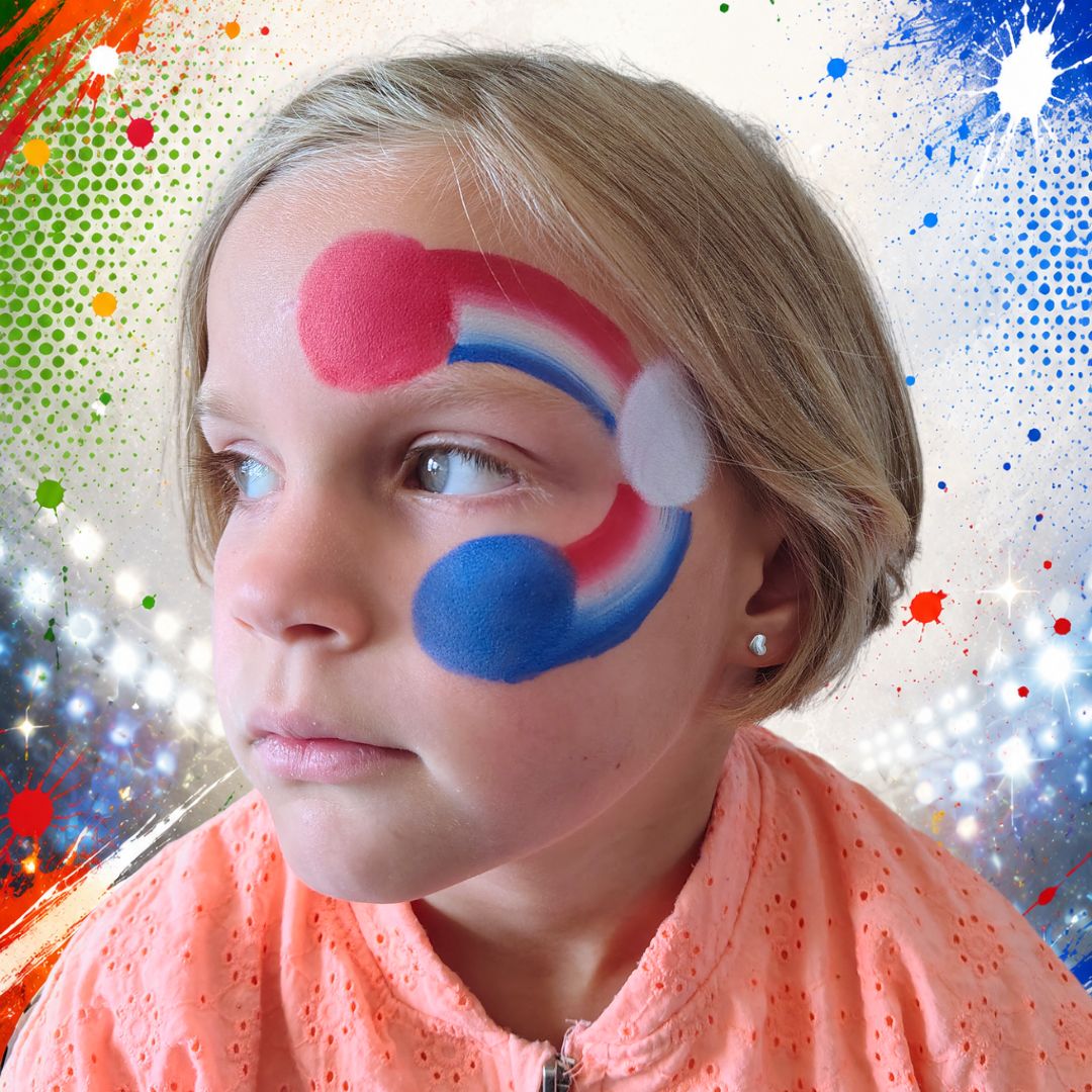 Blauw rondje gestempeld bij de vlag aan de andere kant van het oog met een drooggedepte stempelspons en Diamond FX Essential Blue, verkrijgbaar bij SchminkenGrime.nl