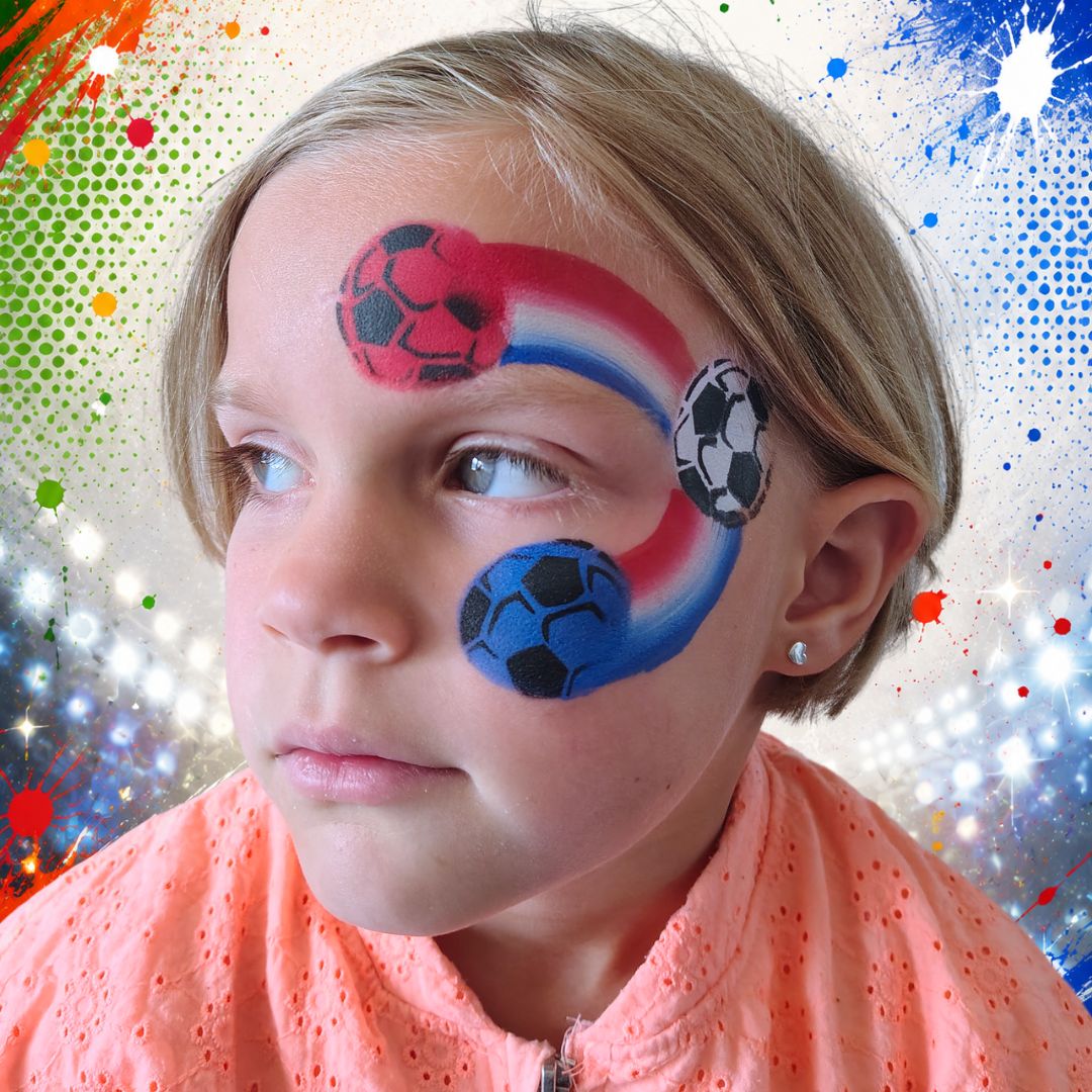 Zwart voetbalpatroon gestempeld op de drie rondjes met een vingerspons en het Superstar Soccer-sjabloon, per bal iets gedraaid voor variatie, verkrijgbaar bij SchminkenGrime.nl