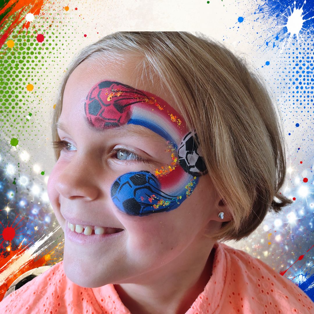 Voltooid voetbal-design rond het oog met rood-wit-blauwe vlaggen, drie voetballen, bewegingslijntjes en oranje glitter tot in de ooghoek, verkrijgbaar bij SchminkenGrime.nl