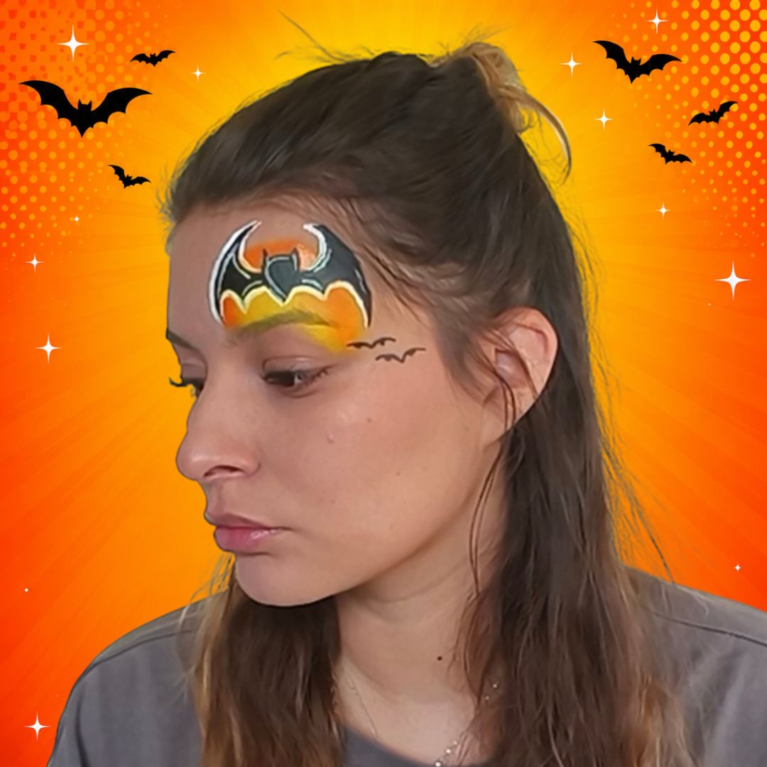 Witte highlights en omlijning op de vleugels van het Batman-embleem voor meer diepte, verkrijgbaar bij SchminkenGrime.nl.