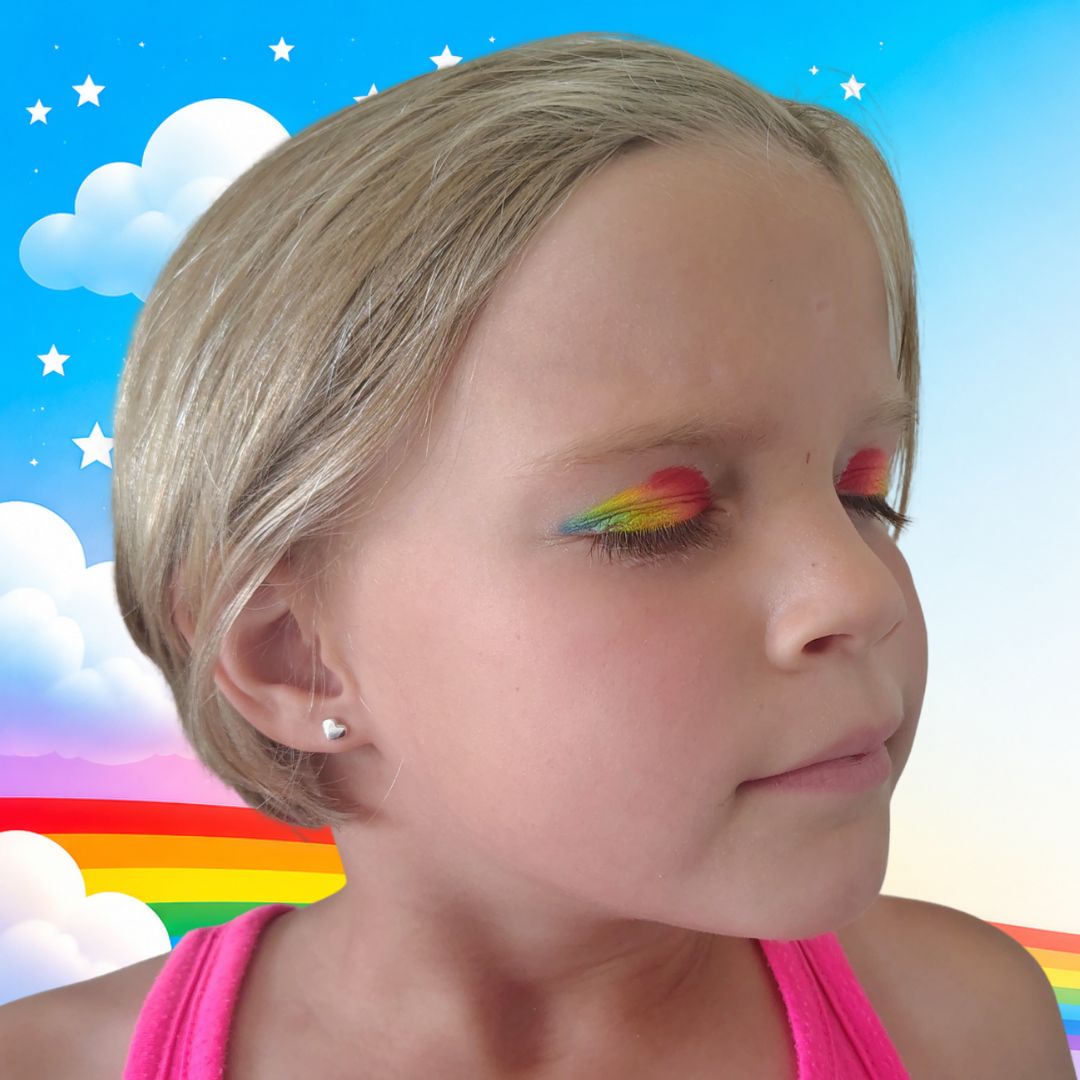 Regenboog geschminkt op het ooglid vanaf de ooghoek met de Diamond FX Real Rainbow splitcake en het FBFX Simone 1 inch penseel, verkrijgbaar bij SchminkenGrime.nl