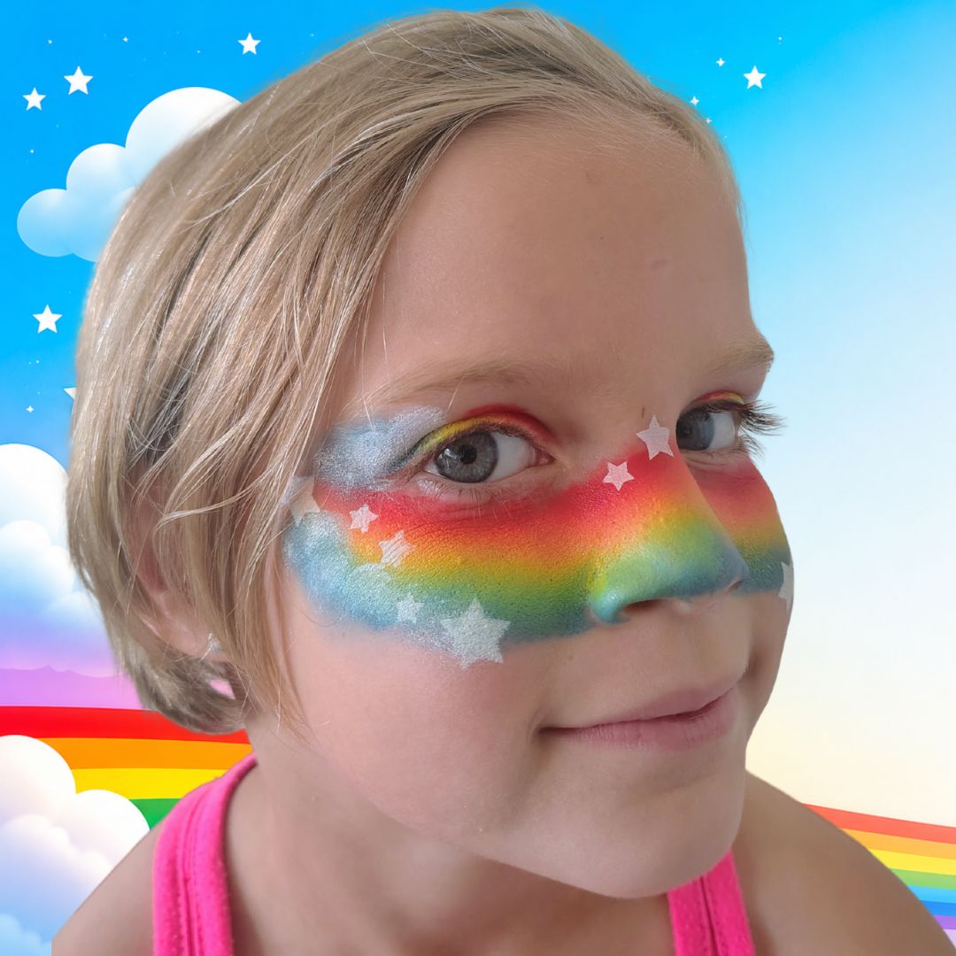 Witte sterretjes geschminkt op de regenboog met het Superstar Stars sjabloon 77001 en een vingersponsje, verkrijgbaar bij SchminkenGrime.nl
