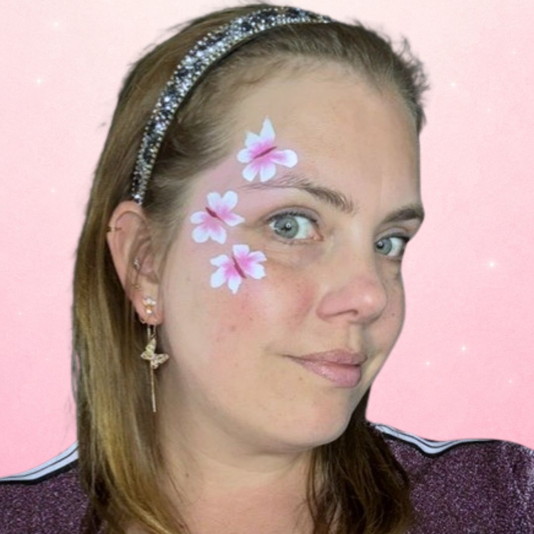 Vlinderlijfjes in plum tussen de roze vleugels gezet met een fijn penseel, verkrijgbaar bij SchminkenGrime.nl