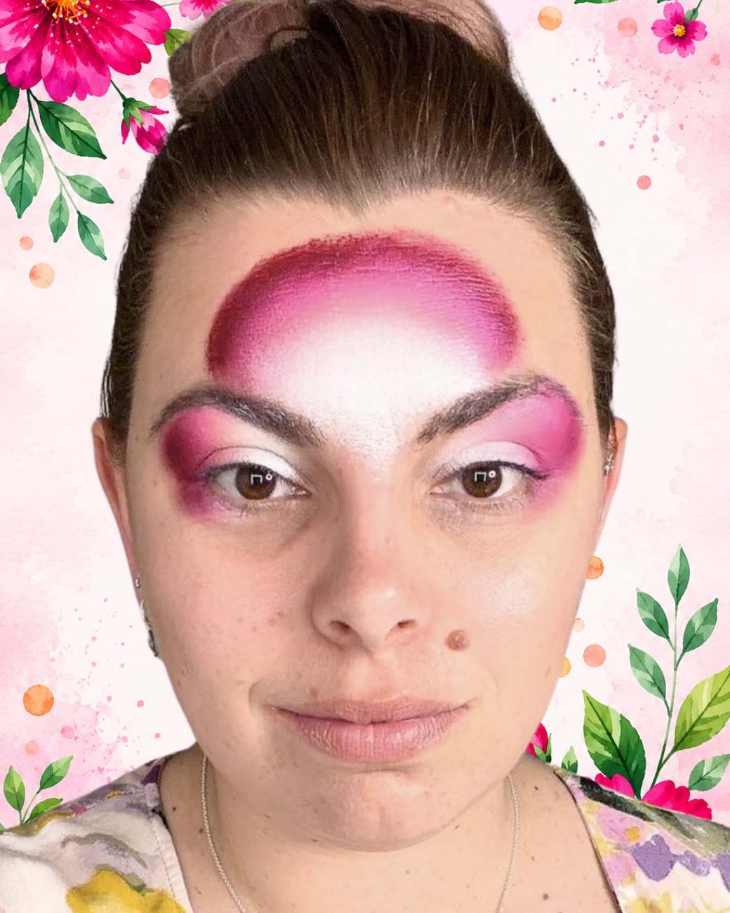 Zachte roze geblende basis op het voorhoofd en de oogleden met een licht midden, eerste stap van de bloemenlook met de Superstar Little Rose splitcake, verkrijgbaar bij SchminkenGrime.nl