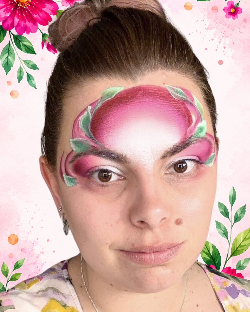 Groene blaadjes langs de rand van de roze bloemvorm, derde stap die contrast toevoegt met de Diamond FX Garden Gnome splitcake, verkrijgbaar bij SchminkenGrime.nl