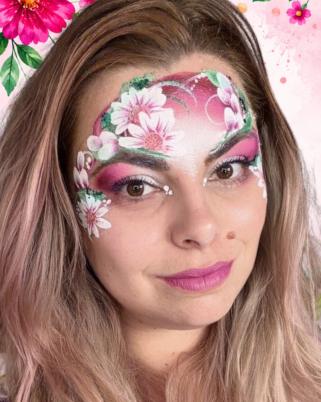 Complete festival bloemenlook afgewerkt met parelmoer glans en groene glitter, zesde stap als eindresultaat met het haar los, verkrijgbaar bij SchminkenGrime.nl