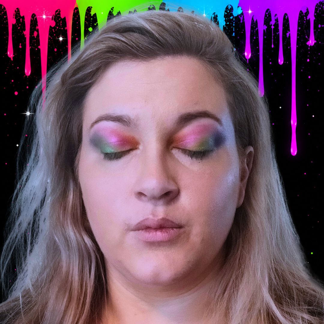 Kleurrijke oogschaduw aangebracht op beide ogen met roze, groene en paarse tinten uit het Rude Cosmetics City of Neon Lights palet, opgebracht met het FBFX poederpenseel Monique, verkrijgbaar bij SchminkenGrime.nl.