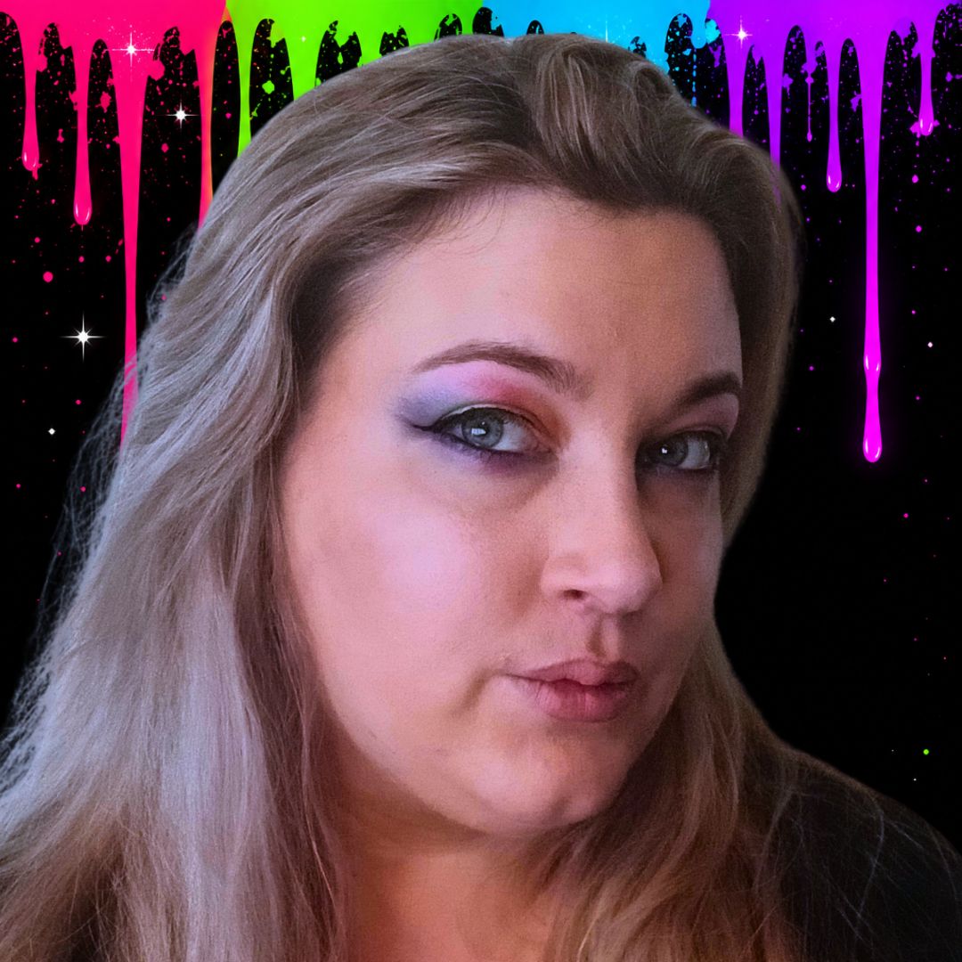 Het oog met aangezette oogschaduw, een eyeliner-lijntje dicht tegen de wimpers en een bijgewerkte wenkbrauw, verkrijgbaar bij SchminkenGrime.nl.