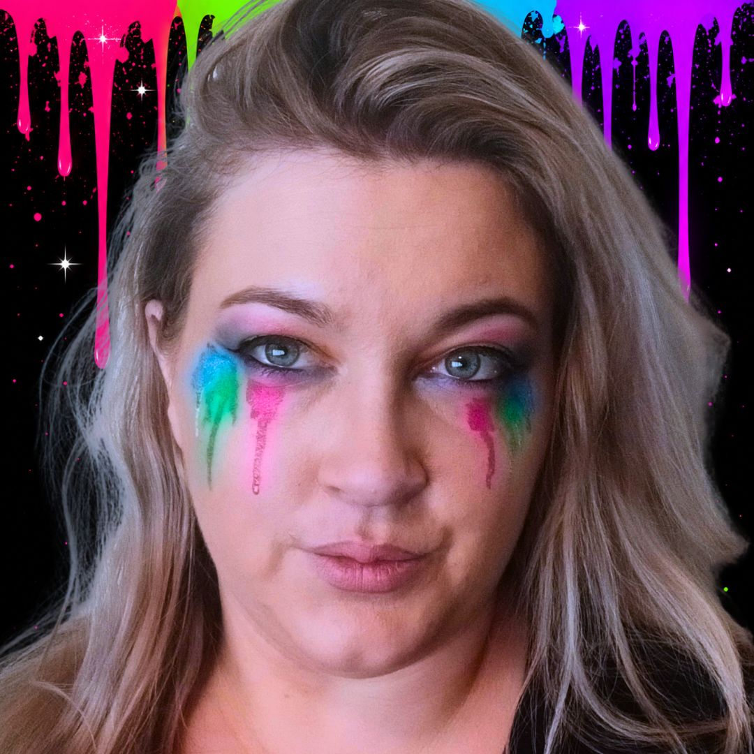 Neon waterschmink-druppels in roze, groen en blauw onder het oog, gezet met de Diamond FX neon waterschmink, verkrijgbaar bij SchminkenGrime.nl.