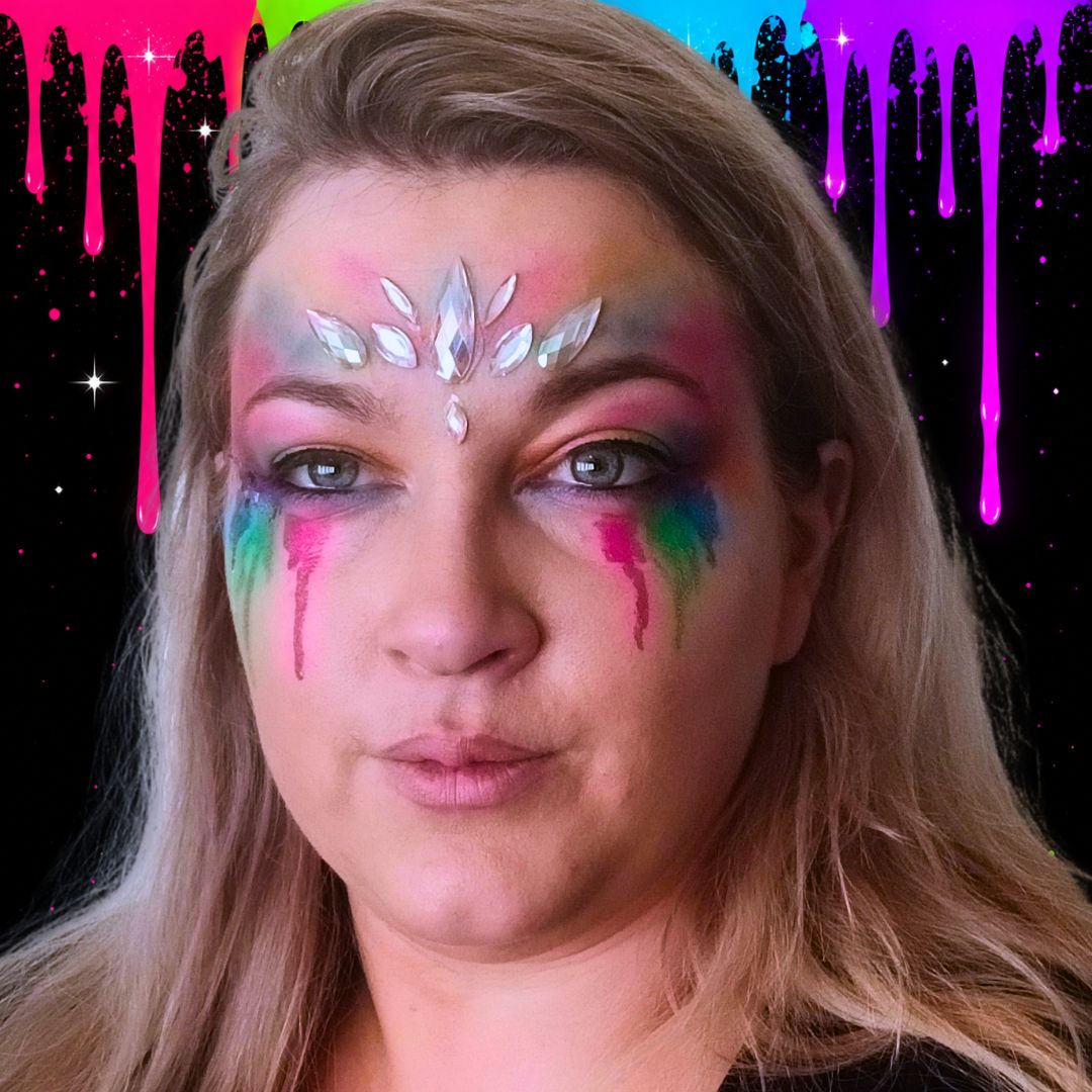 De festival look met aangebrachte steentjes-kroon, kleurrijke oogschaduw en neon druppels onder beide ogen, recht van voren, verkrijgbaar bij SchminkenGrime.nl.