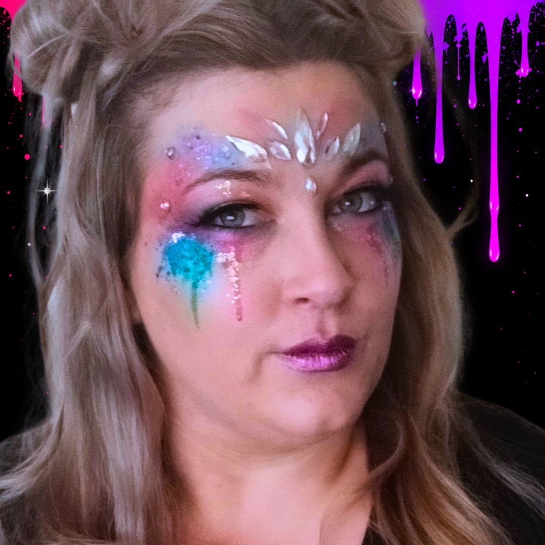 Chunky glitter aangebracht over de festival look met de FBFX siliconen glitter applicator, kleur bij kleur, met wit in de ooghoeken en onder de wenkbrauwen, verkrijgbaar bij SchminkenGrime.nl.