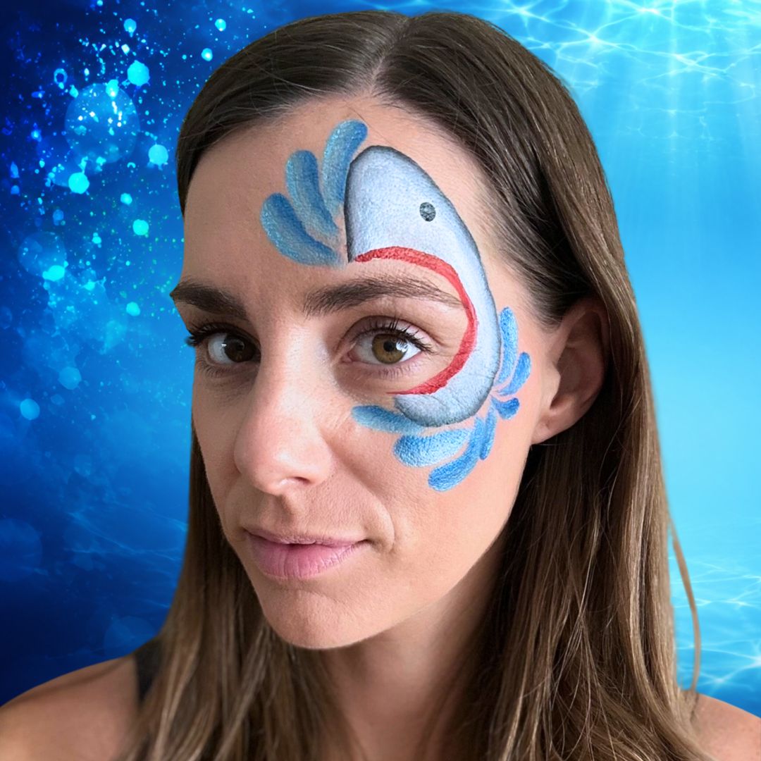 Klein zwart oog van de haai geschminkt met Diamond FX Essential Black en de FBFX Koko stippenstaf, verkrijgbaar bij SchminkenGrime.nl