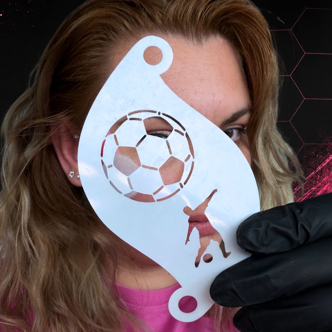 Superstar voetbal-sjabloon stevig tegen de wang gehouden over de witte basis, derde stap waarin het voetbal-patroon wordt aangebracht met een vingerspons, verkrijgbaar bij SchminkenGrime.nl