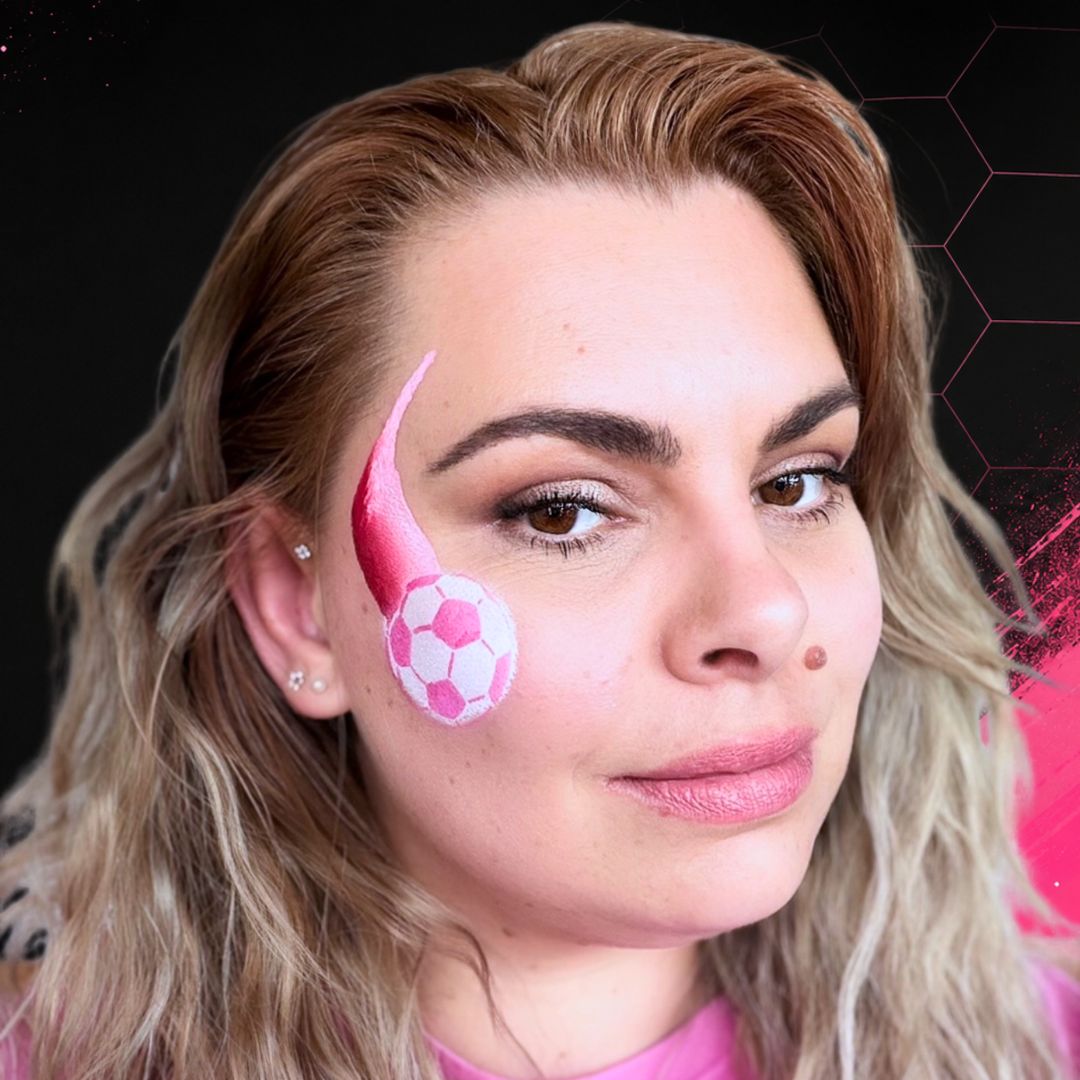 Roze voetbal die zichtbaar wordt op de wang na het deppen met Pink Passion over het sjabloon, vierde stap van het voetbal-design, verkrijgbaar bij SchminkenGrime.nl