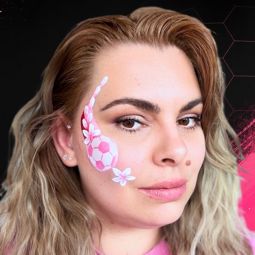 Kleine witte en roze double-dip bloemetjes langs de rand van het voetbal-design, vijfde stap met het Mehron Lily bloemenpenseel, verkrijgbaar bij SchminkenGrime.nl