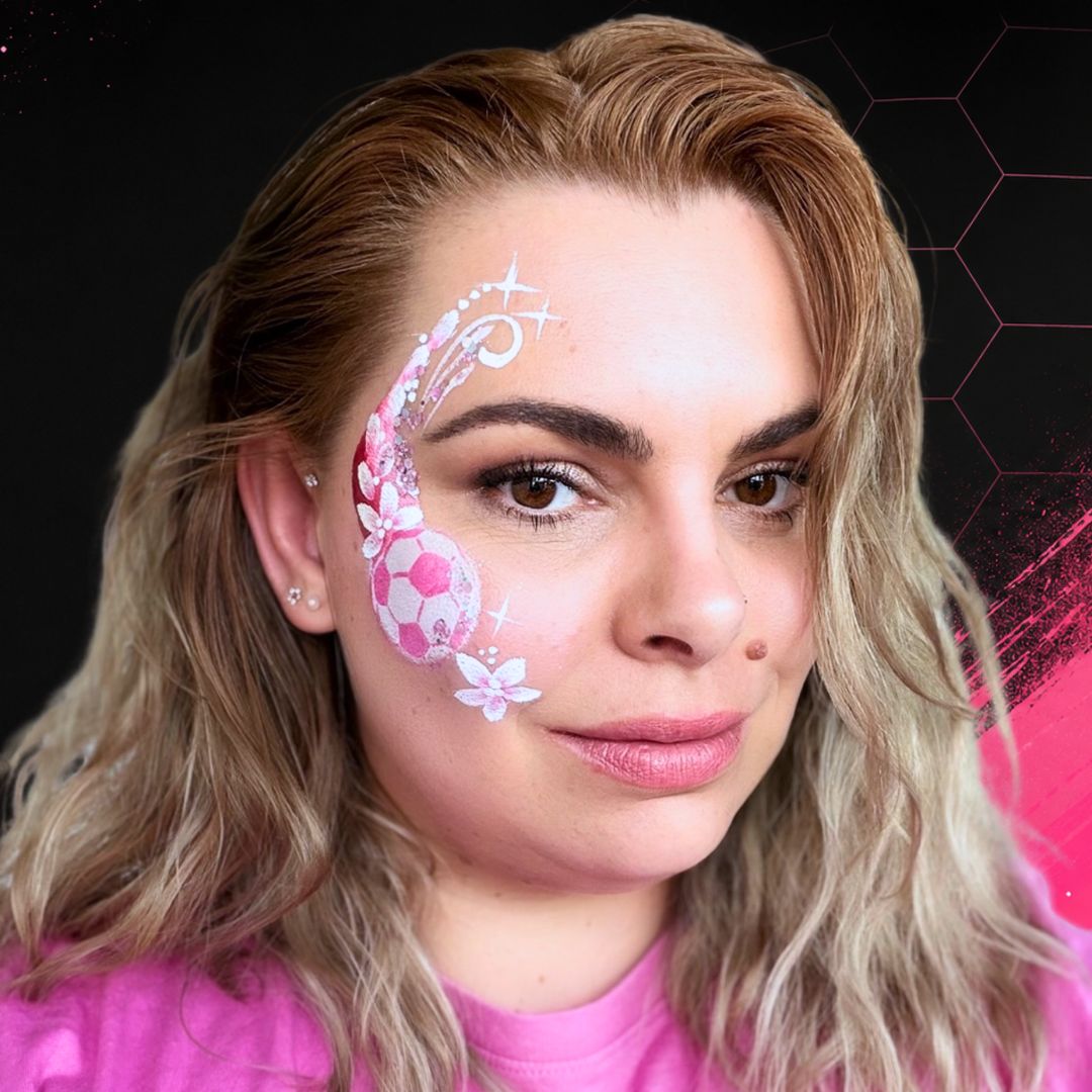 Voetbal-design afgewerkt met sprankelende roze glitter op de bloemen en krullen, zevende stap als daglicht-eindresultaat met de PXP Chunky Glitter Cream, verkrijgbaar bij SchminkenGrime.nl