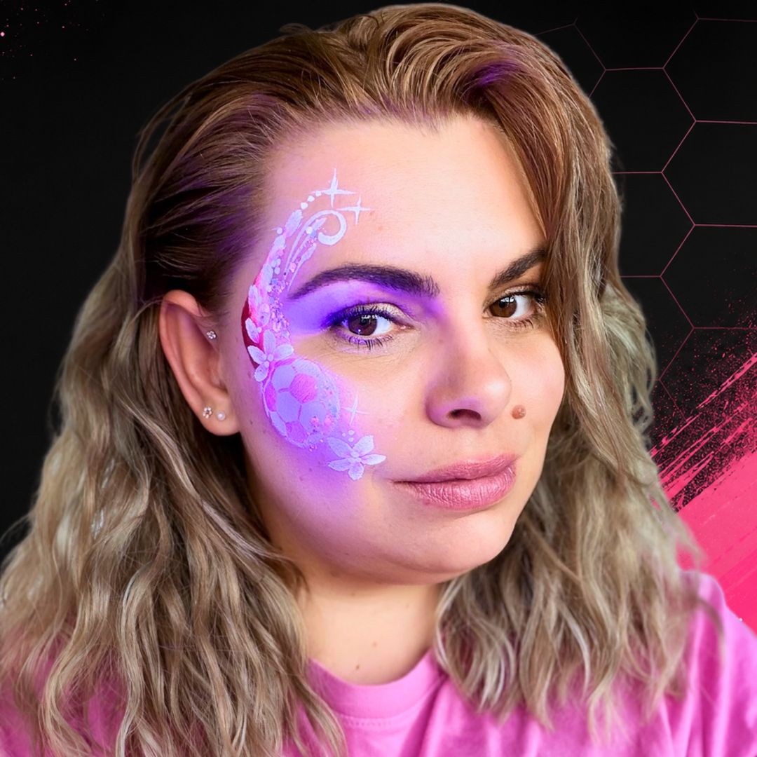Hetzelfde roze voetbal-design onder UV-licht waarbij de tinten en glitter oplichten in een paarse gloed, achtste stap als bonus-effect, verkrijgbaar bij SchminkenGrime.nl