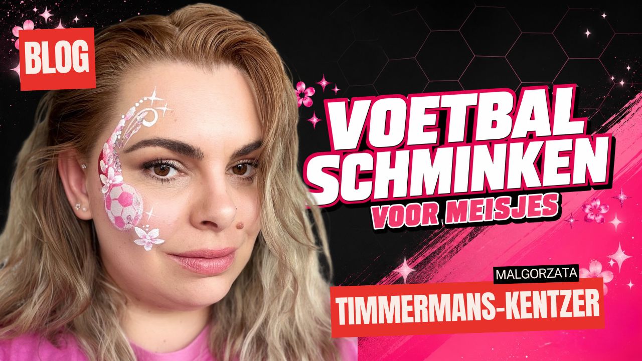 Roze voetbal-design op de wang met een Superstar voetbal-sjabloon, kleine witte en roze bloemetjes, sierlijke krullen en glitter, een girly WK-look voor meisjes, verkrijgbaar bij SchminkenGrime.nl