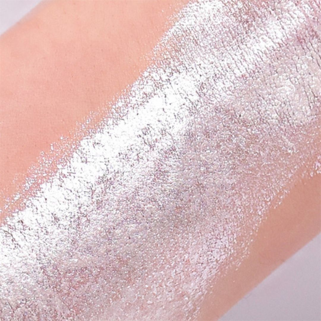 Swatch van Grimas Pressed Cosmetic Glitter Wonderful White, helder en sprankelend wit. Te koop bij SchminkenGrime.nl.